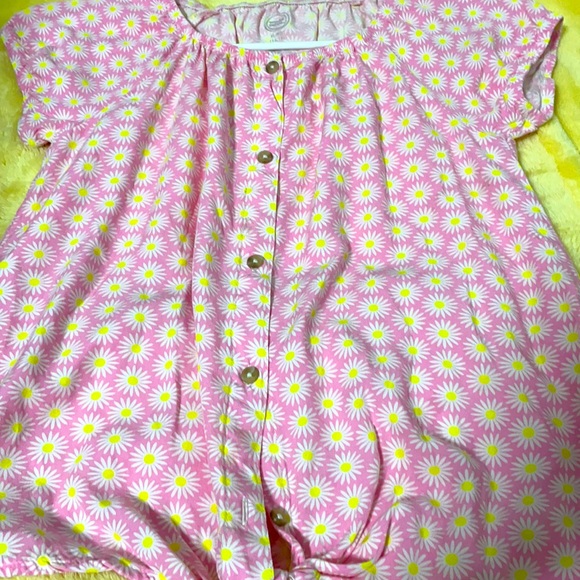 Cute Daisy button up shirt amazing fabric - Picture 1 of 2